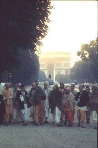 Шрила Прабхупада и преданные на прогулке