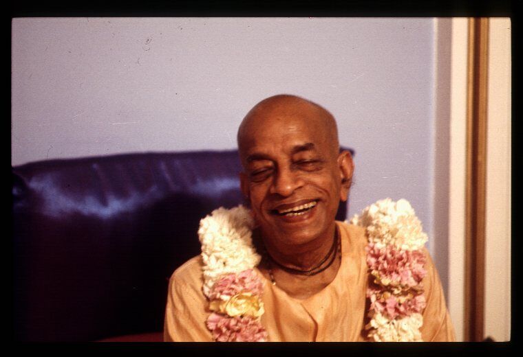 Шрила Прабхупада смеется