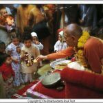 Шрила Прабхупада раздает печенье детям