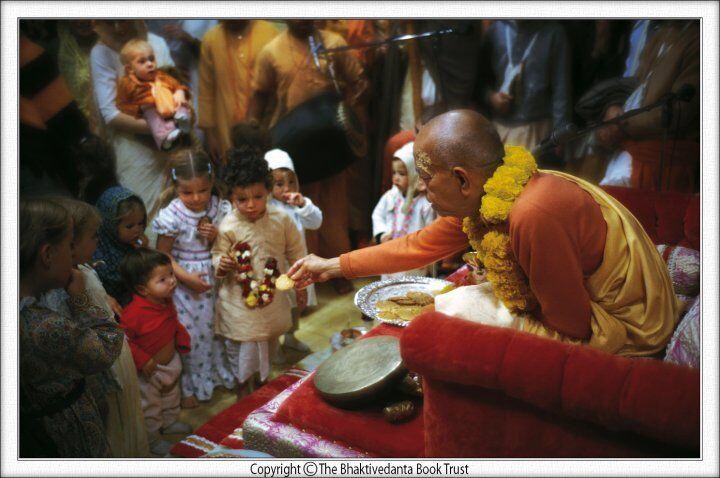 Шрила Прабхупада раздает печенье детям