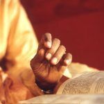 Шрила Прабхупада читает книгу