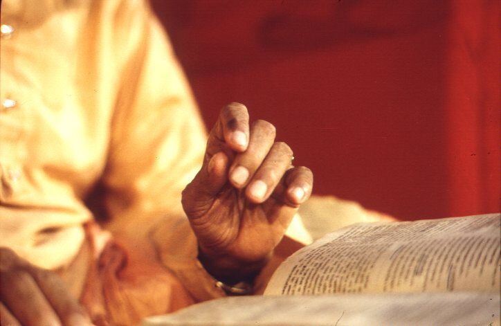 Шрила Прабхупада читает книгу