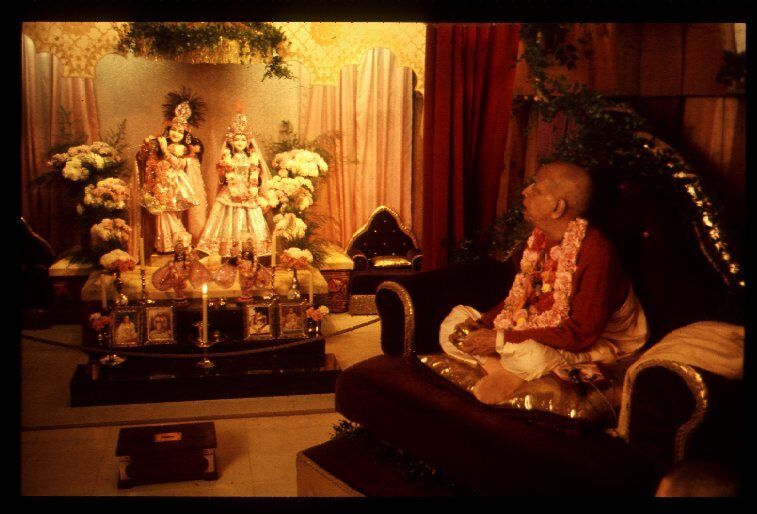 Документальный фильм "Зажигающий сердца" о Шриле Прабхупаде и о развитии общества Сознания Кришны в СССР.